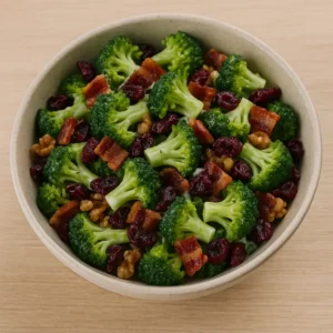 Broccolisalat med bacon og tranebær opskrift