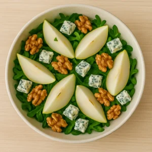 Pæresalat med valnødder og blåskimmelost opskrift